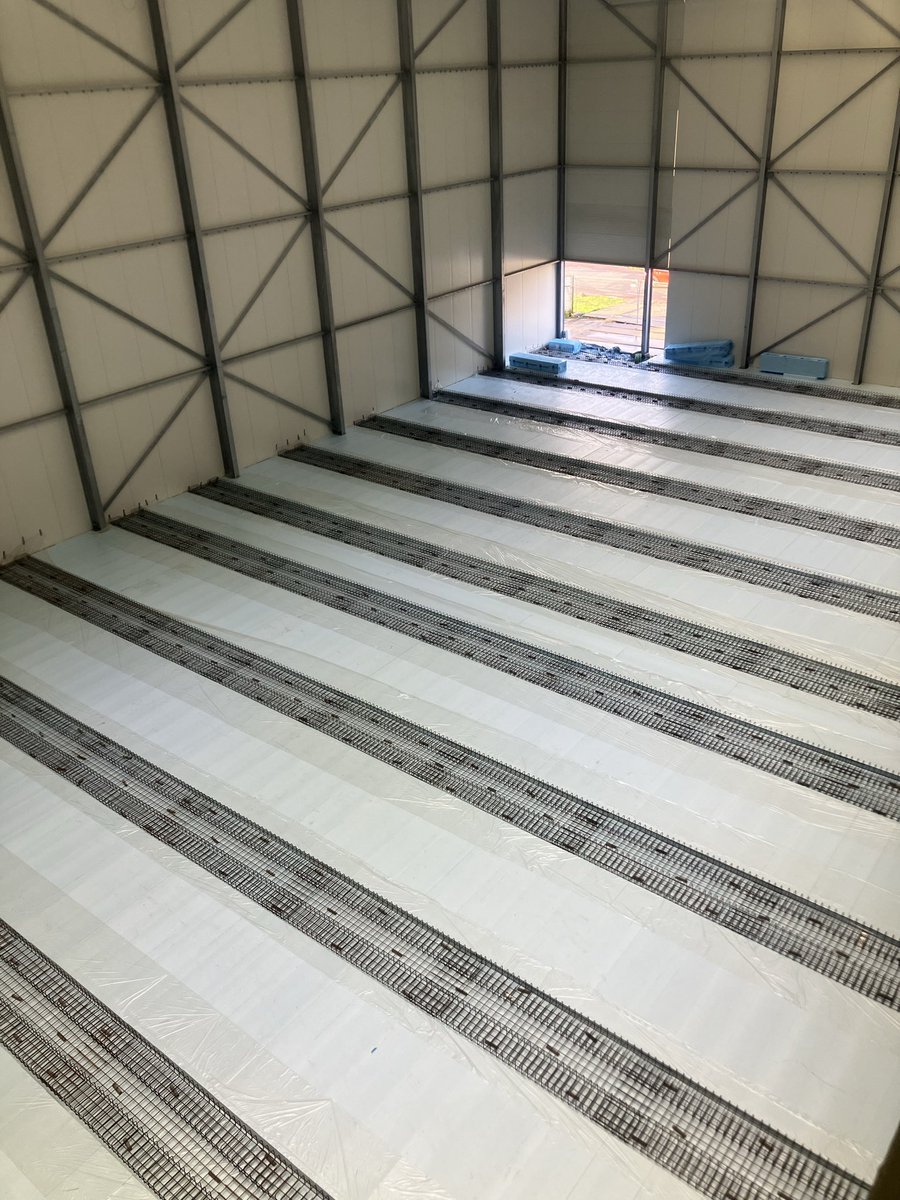 CHKBouwBV's tweet image. Deze week zijn in hal B de stroken gestort voor montage rails en in hal A is de isolatie vloer gereed en wapening aangebracht 💪🏽. Ook zijn op de entresol vloeren de kantelhekken geplaatst. Volgende stap montage rails voor de verijdbare stellingen. Bij @JansenTransport