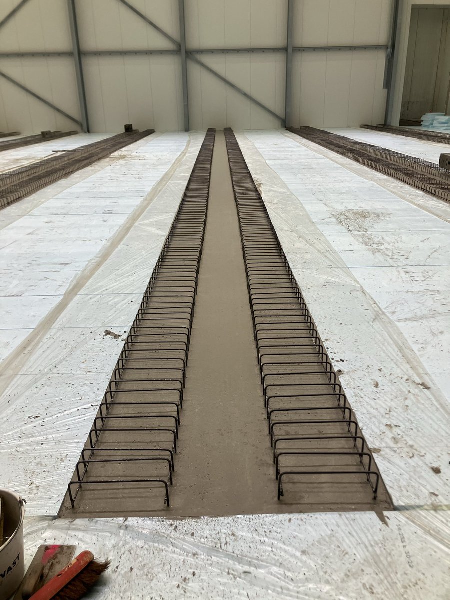 CHKBouwBV's tweet image. Deze week zijn in hal B de stroken gestort voor montage rails en in hal A is de isolatie vloer gereed en wapening aangebracht 💪🏽. Ook zijn op de entresol vloeren de kantelhekken geplaatst. Volgende stap montage rails voor de verijdbare stellingen. Bij @JansenTransport