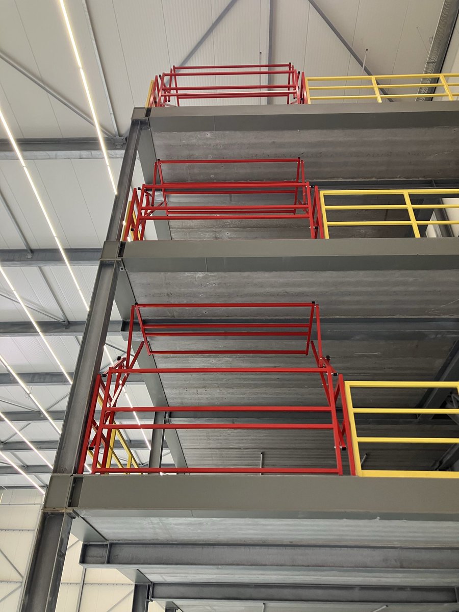 CHKBouwBV's tweet image. Deze week zijn in hal B de stroken gestort voor montage rails en in hal A is de isolatie vloer gereed en wapening aangebracht 💪🏽. Ook zijn op de entresol vloeren de kantelhekken geplaatst. Volgende stap montage rails voor de verijdbare stellingen. Bij @JansenTransport