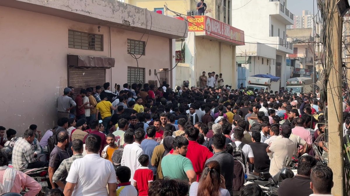 NBTDilli's tweet image. #Gurgaon: यह कोई जनसभा नहीं, बल्कि गुड़गांव के कादीपुर में पटाखे लेने पहुंचे लोगों की भीड़ है। Via @Veeren_Verma