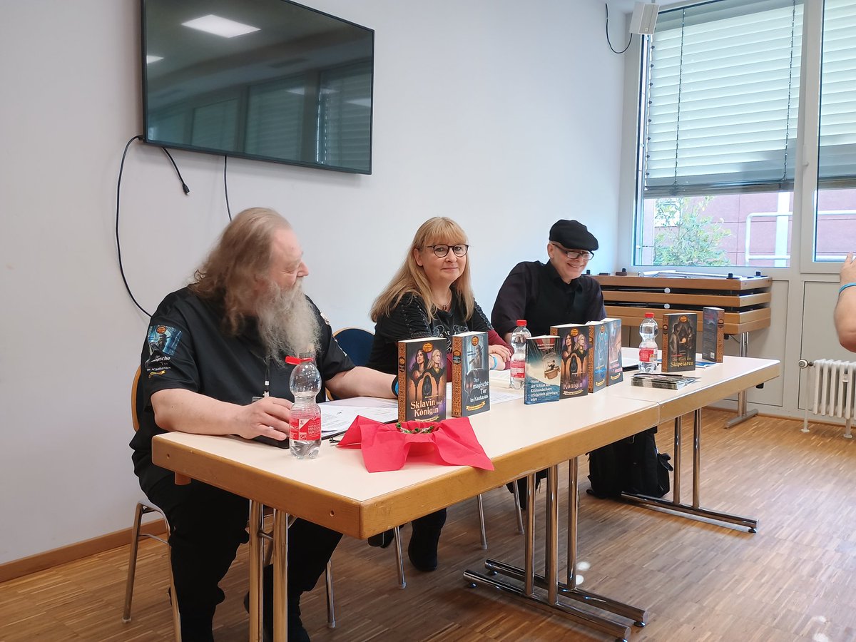 Alexander Röder, Friedhelm Schneidewind und Jacqueline Montemurri auf der BuchmesseCon (BuCon) <a href="/BuConDreieich/">Buchmesse Convent</a> in Dreieich am 18. Oktober 2025, Lesung zu  dem Thema "Karl Mays Magischer Orient"