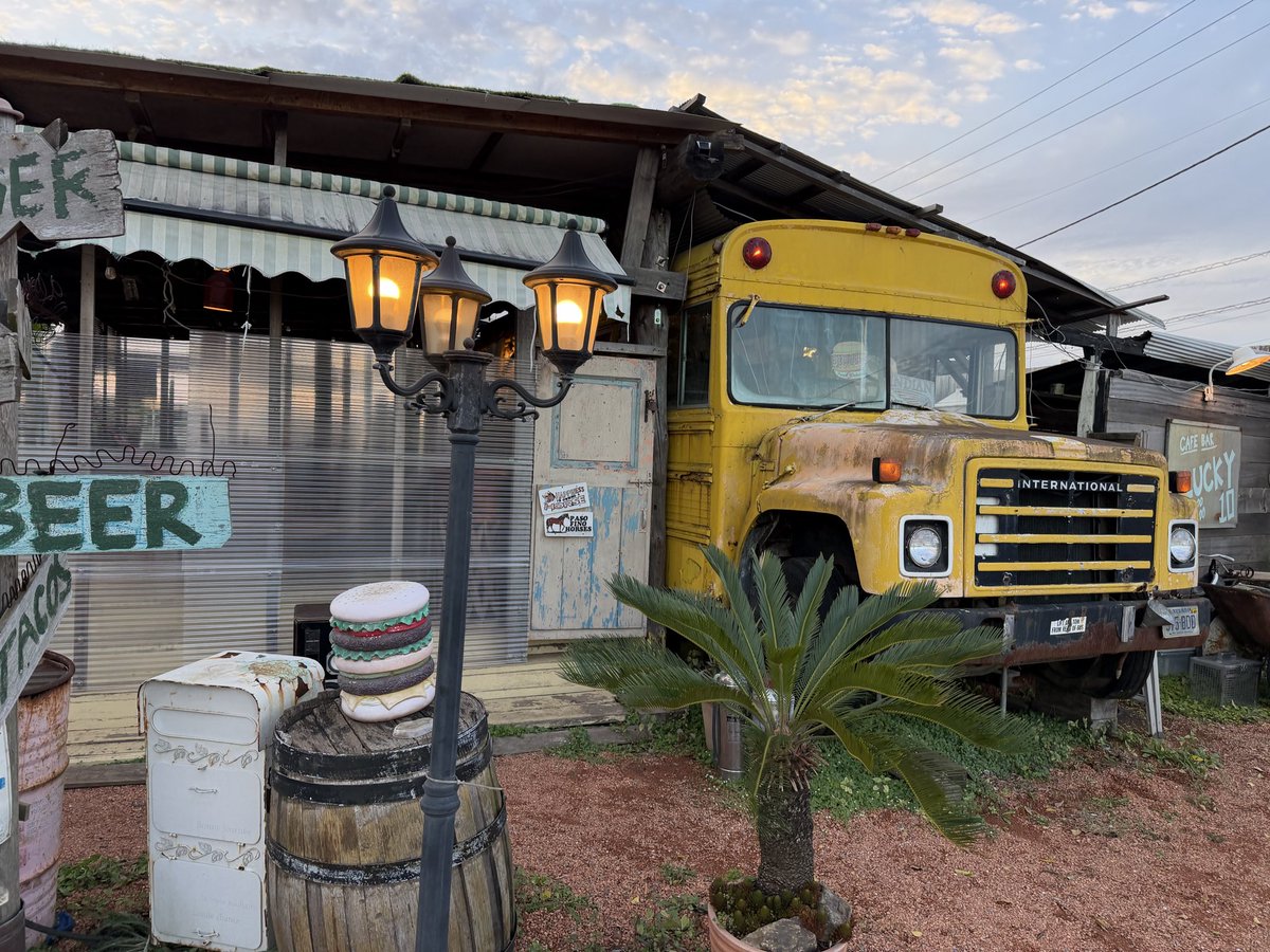 W400で成田まで行きました
目的地のラッキー10さんのハンバーガーを食べるだけのツーリングです
めっちゃ美味しかったからまた行きたいな…

#w400 #w650 #W800 #kawasaki
#バイク乗りと繋がりたい