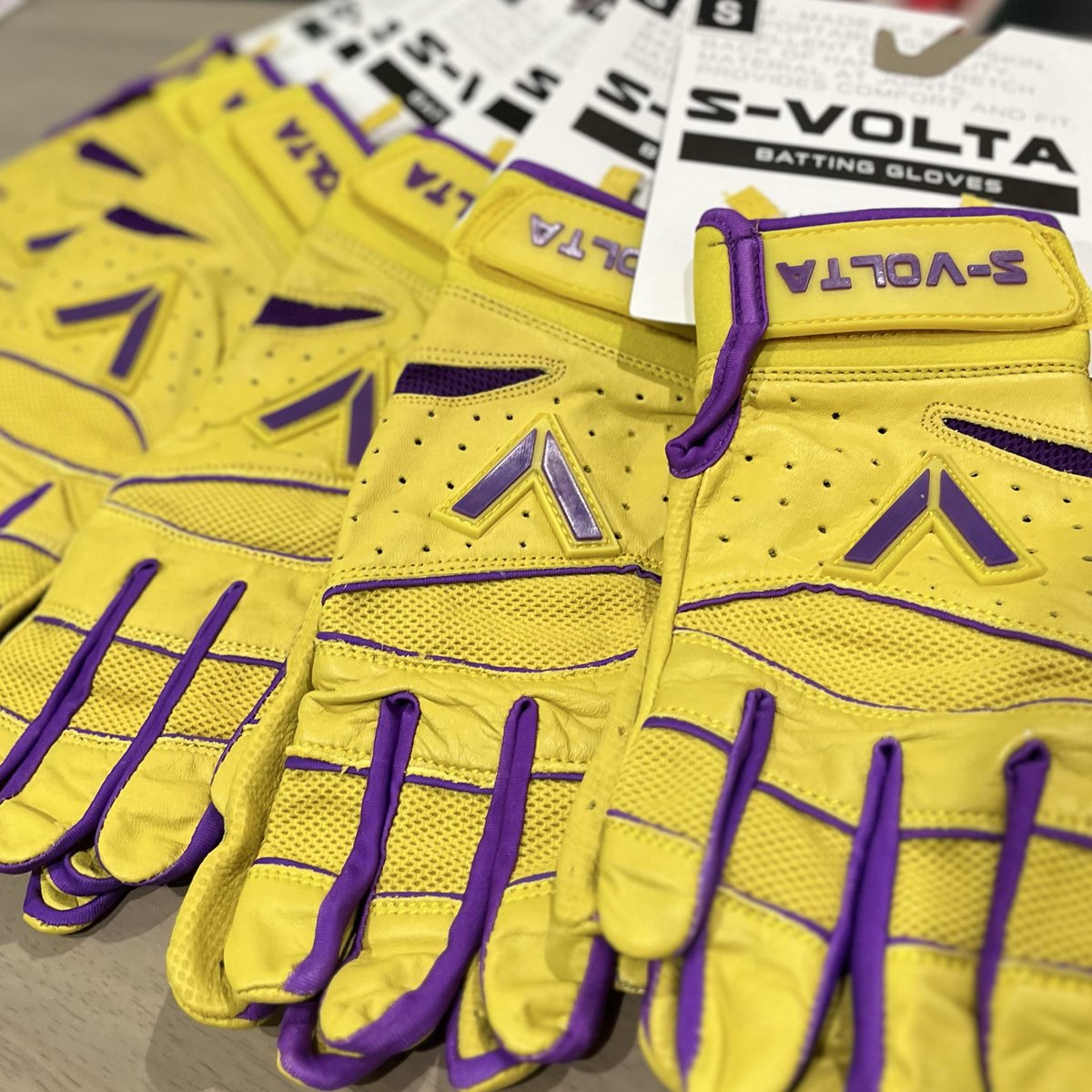 fourleafbase's tweet photo. 新規取り扱いブランド🍀
S-VLOTA @S__VOLTA 

一般用バッティンググラブが入荷しました

シープスキン（天然皮革）を使用して価格は4,400円
コスパ最高のバッテです👍
※割引対象外です

#S_VLOTA #エスボルタ
#フォーリーフベース https://t.co/xlwIELaP9M