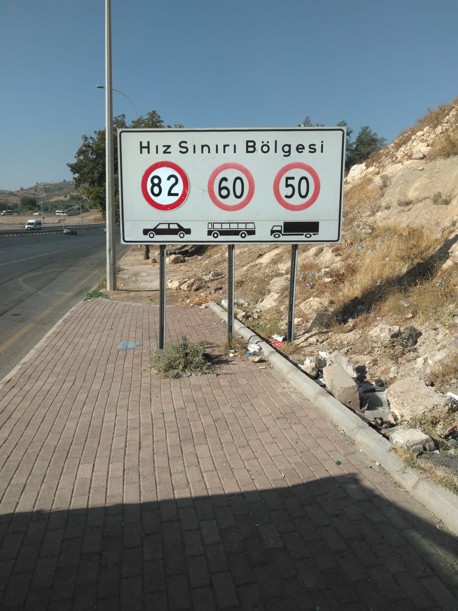 sbbulasimdaire's tweet photo. 🚧 TÜRKİYE GENELİNDE “TRAFİKTE SADELEŞME DÖNEMİ” BAŞLADI...

İçişleri Bakanlığı ile Ulaştırma ve Altyapı Bakanlığı arasında imzalanan protokol ve Cumhurbaşkanlığı’nın 2025/14 sayılı genelgesi doğrultusunda, Türkiye genelinde “Trafik İşaret Levhalarının Sadeleştirilmesi ve Standart Hale Getirilmesi” çalışmaları başladı.

Bu kapsamda, Şanlıurfa Valiliği koordinasyonunda oluşturulan Saha Çalışma Grupları tarafından yapılan tespitler tamamlandı.

Şimdi ise ekiplerimiz, şehir merkezinden ilçelere kadar Şanlıurfa’nın dört bir yanında sahada.

📍 Eksik, hatalı veya standart dışı levhalar yenileniyor,

📍 Karışıklığa neden olan yönlendirmeler sadeleştiriliyor,

📍 Yol çizgileri ve işaretlemeler daha net hale getiriliyor.

Hafta sonu da dur durak bilmeden çalışan ekiplerimiz, sürücü ve yaya odaklı bir trafik düzeni oluşturmak için özveriyle görev yapıyor.

Her noktada tamamlanan işlemler anlık olarak raporlara işleniyor ve süreç titizlikle kayıt altına alınıyor.

Bu ülke çapındaki çalışma sayesinde;

✅ Tüm şehirlerdeki levha ve işaretlemeler aynı standartta olacak,

✅ Sürücüler yolları daha kolay anlayacak,

✅ Trafik daha sade, anlaşılır ve güvenli hale gelecek.

Daha sade, daha güvenli yollar için sahadayız... @sanliurfabld
