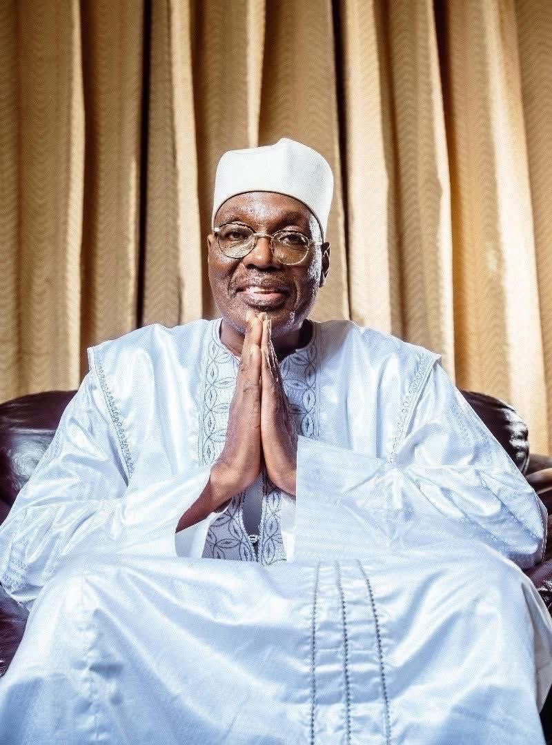 EsBi_Media's tweet photo. 🛑PRESIDENTIELLE 2025 - ISSA TCHIROMA BAKARY AFFIRME AVOIR ÉTÉ FÉLICITÉ PAR PLUSIEURS MEMBRES DU GOUVERNEMENT POUR SA VICTOIRE À LA PRÉSIDENTIELLE.

Ce 18 octobre 2025, Issa Tchiroma Bakary, candidat à l'élection présidentielle du 12 octobre, a adressé un message solennel à la nation camerounaise, exprimant sa gratitude envers les membres du gouvernement, les forces armées et les journalistes qui ont manifesté leur soutien. Dans sa déclaration, Issa Tchiroma a salué les ministres et membres du gouvernement qui l'ont contacté personnellement ces derniers jours pour lui témoigner leur soutien. Il a souligné que l'heure n'est plus aux faux-semblants ni aux calculs politiques, mais à des choix clairs en faveur de la paix nationale. Il a également remercié certains membres de l'État-major et des Forces armées pour leur engagement à protéger le peuple et à ne pas trahir leur mission première.

Tchiroma a exprimé l'espoir que d'autres suivront cet exemple, rappelant que l'histoire retiendra ceux qui auront choisi le peuple plutôt que les privilèges. S'adressant aux professionnels des médias, Tchiroma a lancé un appel à ne pas devenir des instruments de désinformation en échange de faveurs ou de positions. Il a insisté sur la responsabilité immense des journalistes envers la jeunesse du pays, les exhortant à rester fidèles à la vérité et à ne pas trahir la confiance du peuple. Conscient de la gravité de la situation, Tchiroma a conclu son message en affirmant que l'espérance est plus forte que jamais. Il a appelé les Camerounais à rester debout, unis et vigilants, soulignant que l'avenir du pays est entre leurs mains. Cette déclaration intervient alors que les résultats officiels de l'élection présidentielle sont attendus dans les prochains jours. Le Conseil constitutionnel devrait proclamer les résultats définitifs au plus tard le 27 octobre 2025.