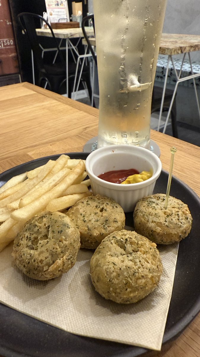 barwalk's tweet image. 10．友安製作所とハンバーガー
バルウォーク、ヴィーガンメニューもあります…！
ヴィーガンじゃなくてもお野菜摂取したい方は友安製作所へGO！
#barwalk #バルウォーク