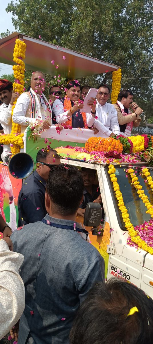 #मध्यप्रदेश युनाइटेड फोरम द्वारा राजगढ़ ब्यावरा रोड शो के दौरान माननीय #मुख्यमंत्री <a href="/DrMohanYadav51/">Dr Mohan Yadav</a> जी को #संविदा #नियमितीकरण का  ज्ञापन  दिया गया <a href="/CMMadhyaPradesh/">Chief Minister, MP</a> <a href="/Energy_MPME/">Energy Department, MP</a> <a href="/PowerManageMP/">MP Power Management Company Ltd. JABALPUR</a> <a href="/PradhumanGwl/">Pradhuman Singh Tomar</a> <a href="/rshuklabjp/">Rajendra Shukla</a> <a href="/JagdishDevdaBJP/">Jagdish Devda</a> <a href="/ChouhanShivraj/">Shivraj Singh Chouhan</a> <a href="/JM_Scindia/">Jyotiraditya M. Scindia</a> <a href="/BJP4India/">BJP</a>