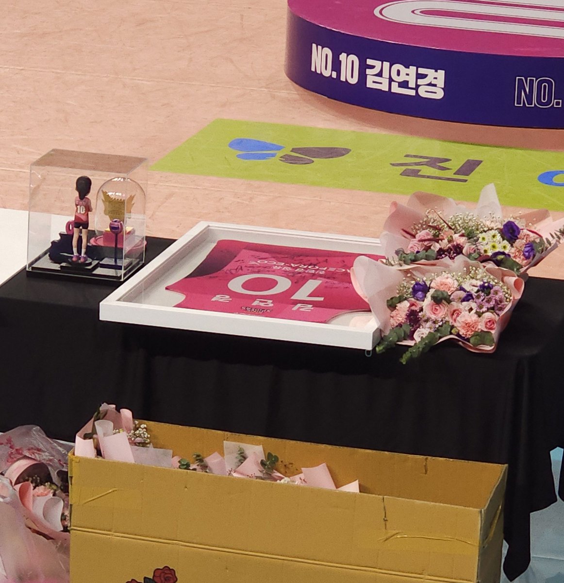 연경언니 은퇴식 
피규어 유니폼 꽃다발
단상에 새겨진 10번...