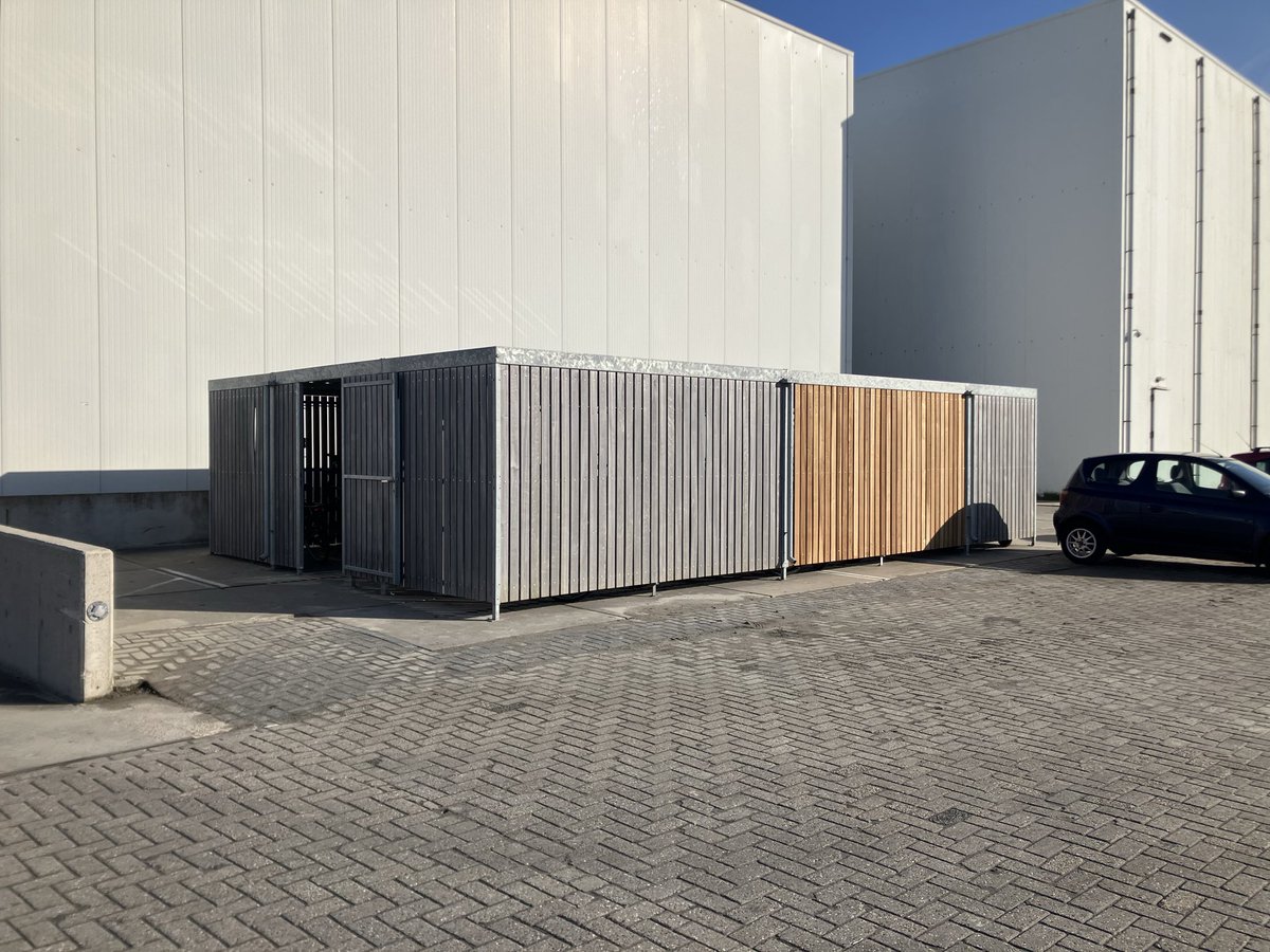 CHKBouwBV's tweet image. Deze week in  de expeditie van @JansenTransport de kolommen aangestort en ankers voor de brandrolschermen geplaatst. Ook is er gestart met de dakbedekking.👊 Tevens is het fietsenhok verplaatst en vergroot. Om te kunnen starten met de graaf werkzaamheden voor het laad Dock.