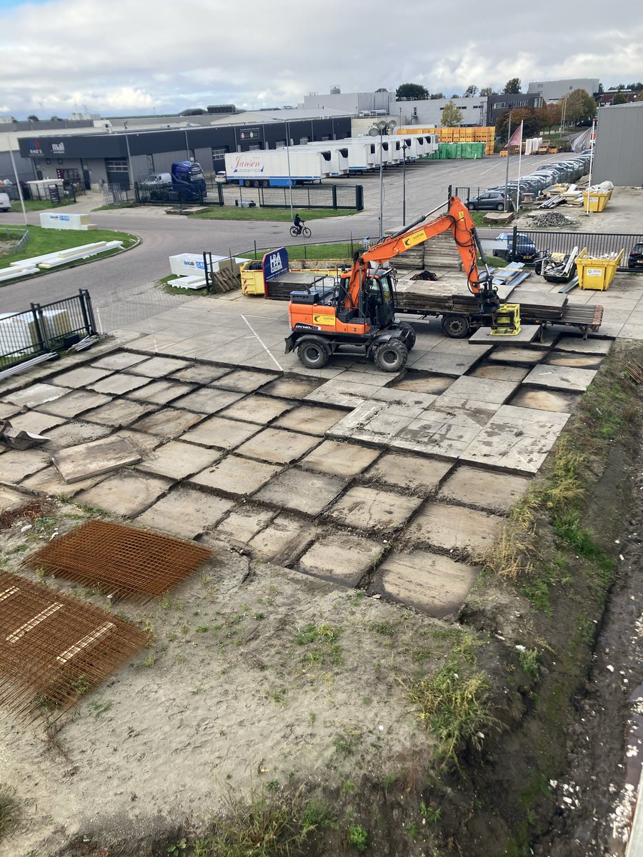 CHKBouwBV's tweet image. Deze week in  de expeditie van @JansenTransport de kolommen aangestort en ankers voor de brandrolschermen geplaatst. Ook is er gestart met de dakbedekking.👊 Tevens is het fietsenhok verplaatst en vergroot. Om te kunnen starten met de graaf werkzaamheden voor het laad Dock.