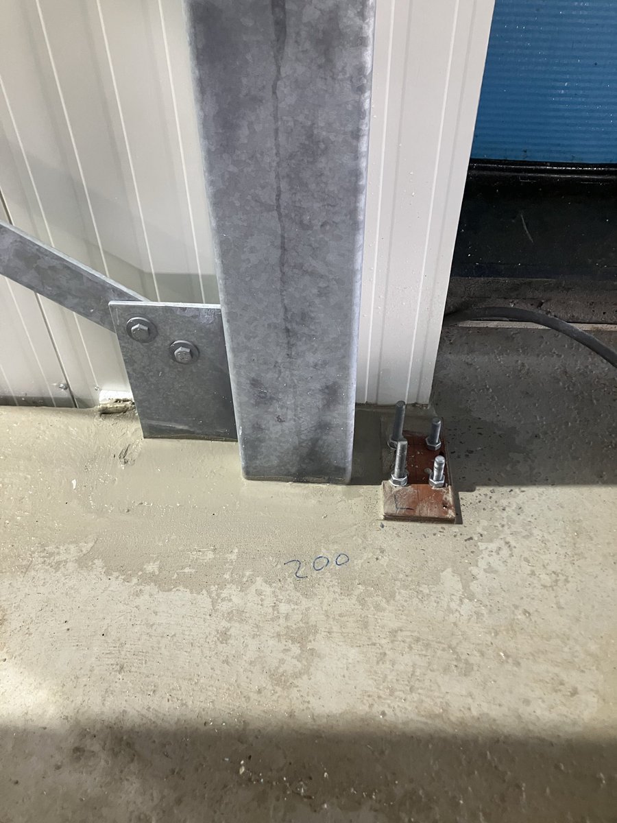 CHKBouwBV's tweet image. Deze week in  de expeditie van @JansenTransport de kolommen aangestort en ankers voor de brandrolschermen geplaatst. Ook is er gestart met de dakbedekking.👊 Tevens is het fietsenhok verplaatst en vergroot. Om te kunnen starten met de graaf werkzaamheden voor het laad Dock.