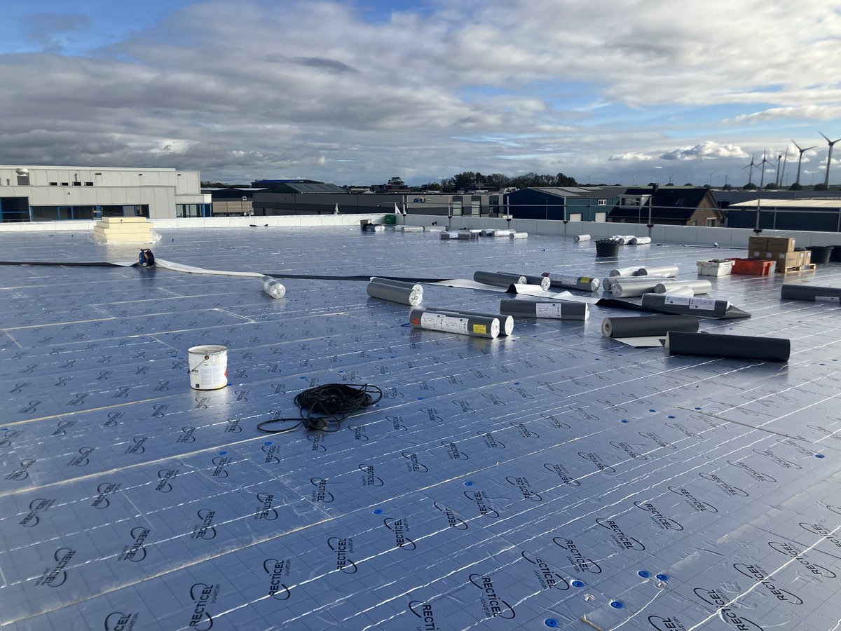 CHKBouwBV's tweet image. Deze week in  de expeditie van @JansenTransport de kolommen aangestort en ankers voor de brandrolschermen geplaatst. Ook is er gestart met de dakbedekking.👊 Tevens is het fietsenhok verplaatst en vergroot. Om te kunnen starten met de graaf werkzaamheden voor het laad Dock.