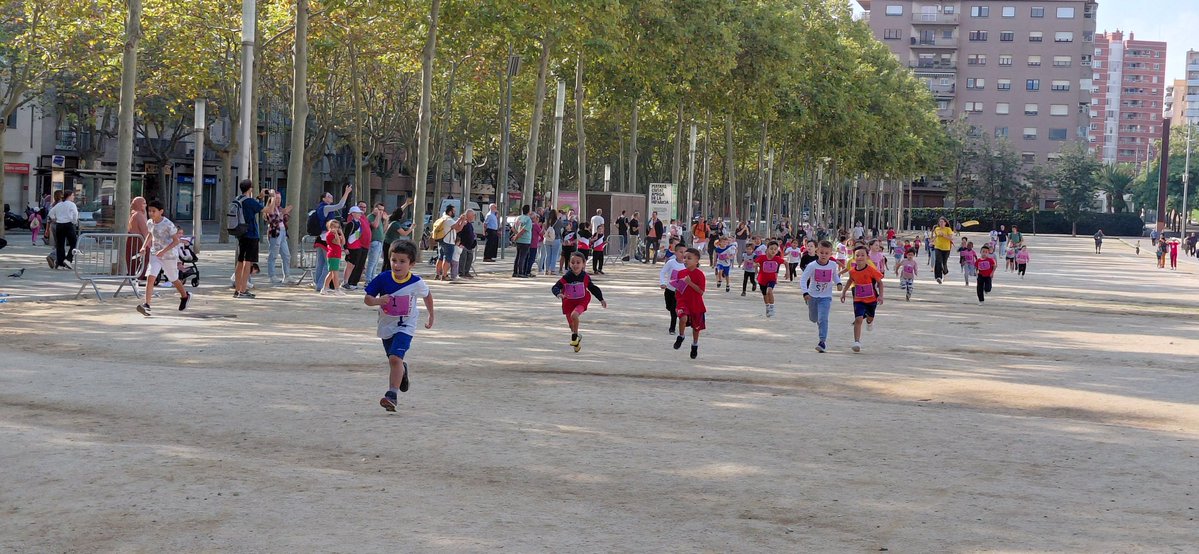 esportmataro's tweet image. 🏅Amb l'últim lliurament de medalles de participació per part de l’alcalde @DBotePaz, i la regidora @BeaDelgado20, donem per finalitzada la cursa no competitiva escolar Posa't en Marxa.
Gràcies per la vostra participació💪
#EsportMataró