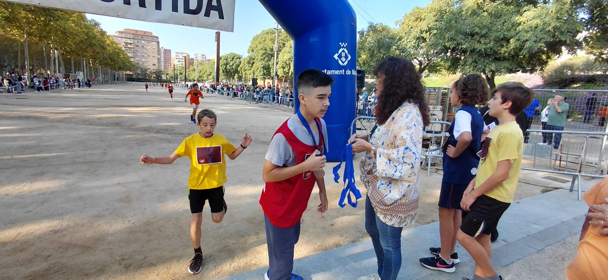 esportmataro's tweet image. 🏅Amb l'últim lliurament de medalles de participació per part de l’alcalde @DBotePaz, i la regidora @BeaDelgado20, donem per finalitzada la cursa no competitiva escolar Posa't en Marxa.
Gràcies per la vostra participació💪
#EsportMataró