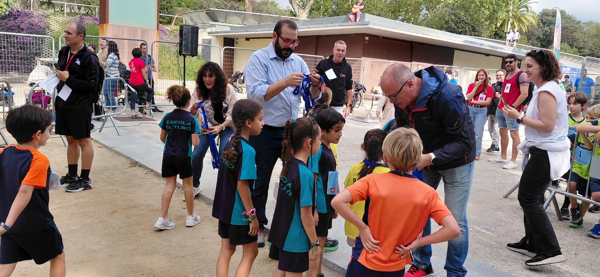 esportmataro's tweet image. 🏅Amb l'últim lliurament de medalles de participació per part de l’alcalde @DBotePaz, i la regidora @BeaDelgado20, donem per finalitzada la cursa no competitiva escolar Posa't en Marxa.
Gràcies per la vostra participació💪
#EsportMataró
