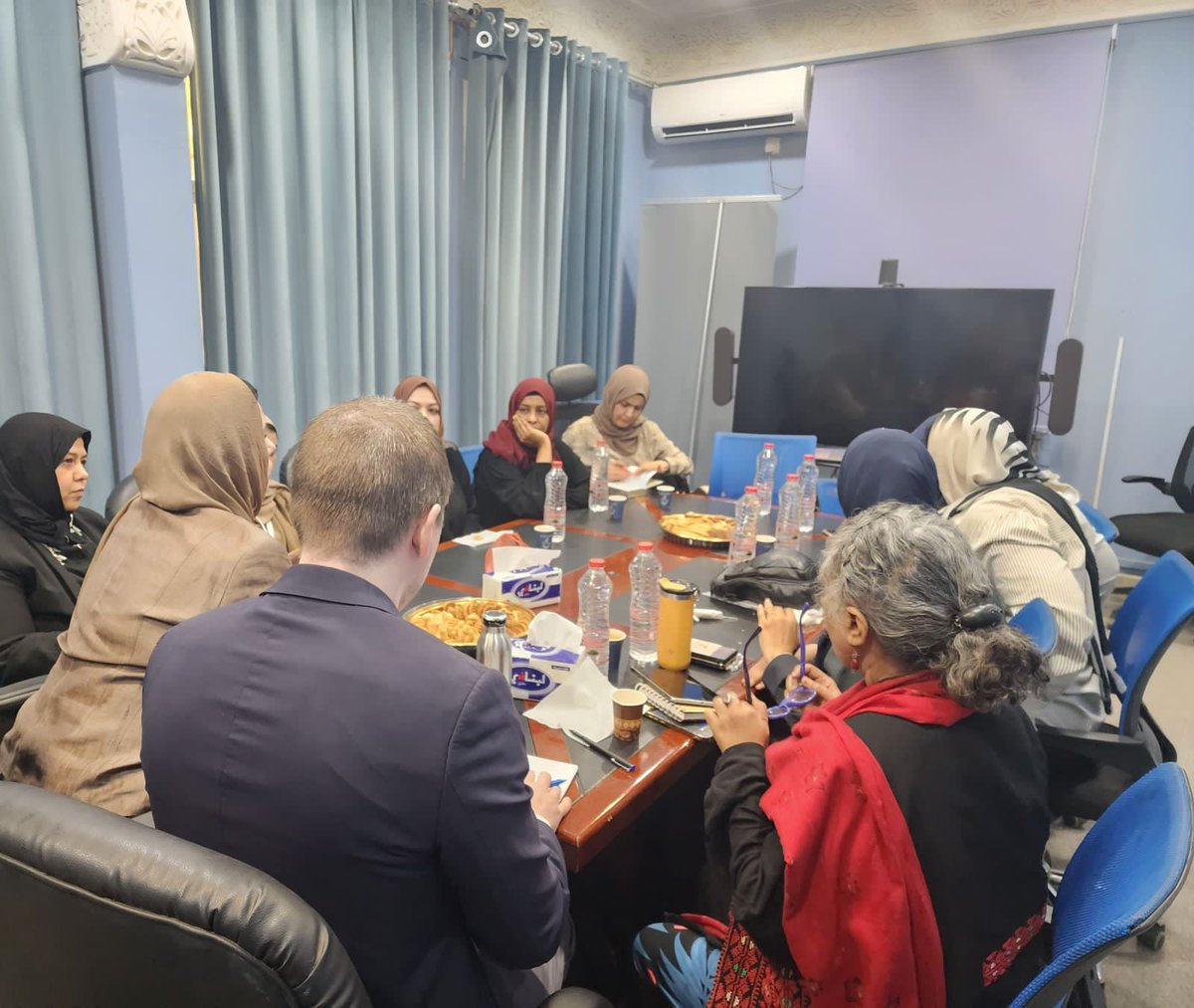 FeministSummit2's tweet photo. عقدت اللجنة التنسيقية للقمة النسوية مع فريق مكتب المبعوث الأممي برئاسة السيدة الزهراء لانقي المستشار الأول لشؤون الإدماج والمرأة والسلام والأمن، اجتماعا هامًا لمناقشة الترتيبات الجارية لانعقاد القمة النسوية الثامنة.
لمعرفة المزيد:-
https://t.co/CCluIViaNe https://t.co/bI9Mkf0Ojw