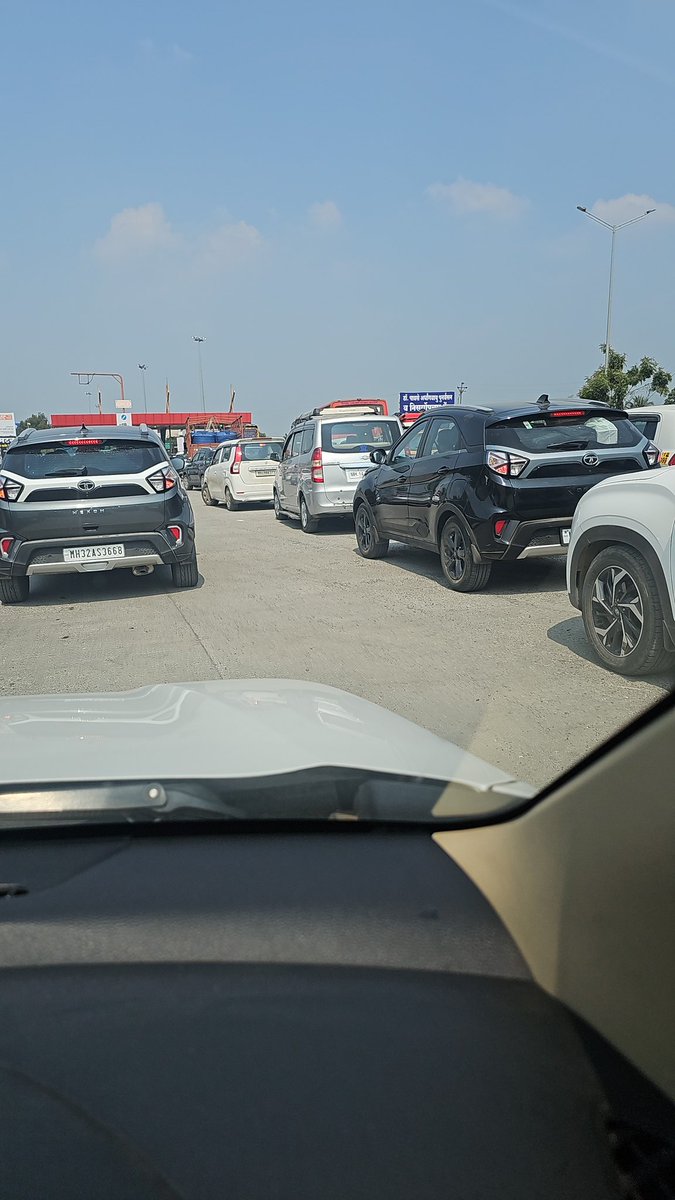 9.5 hours to reach Nashik from Pune!
Aaj sab record tut gaye #NashikPuneHighway #diwali