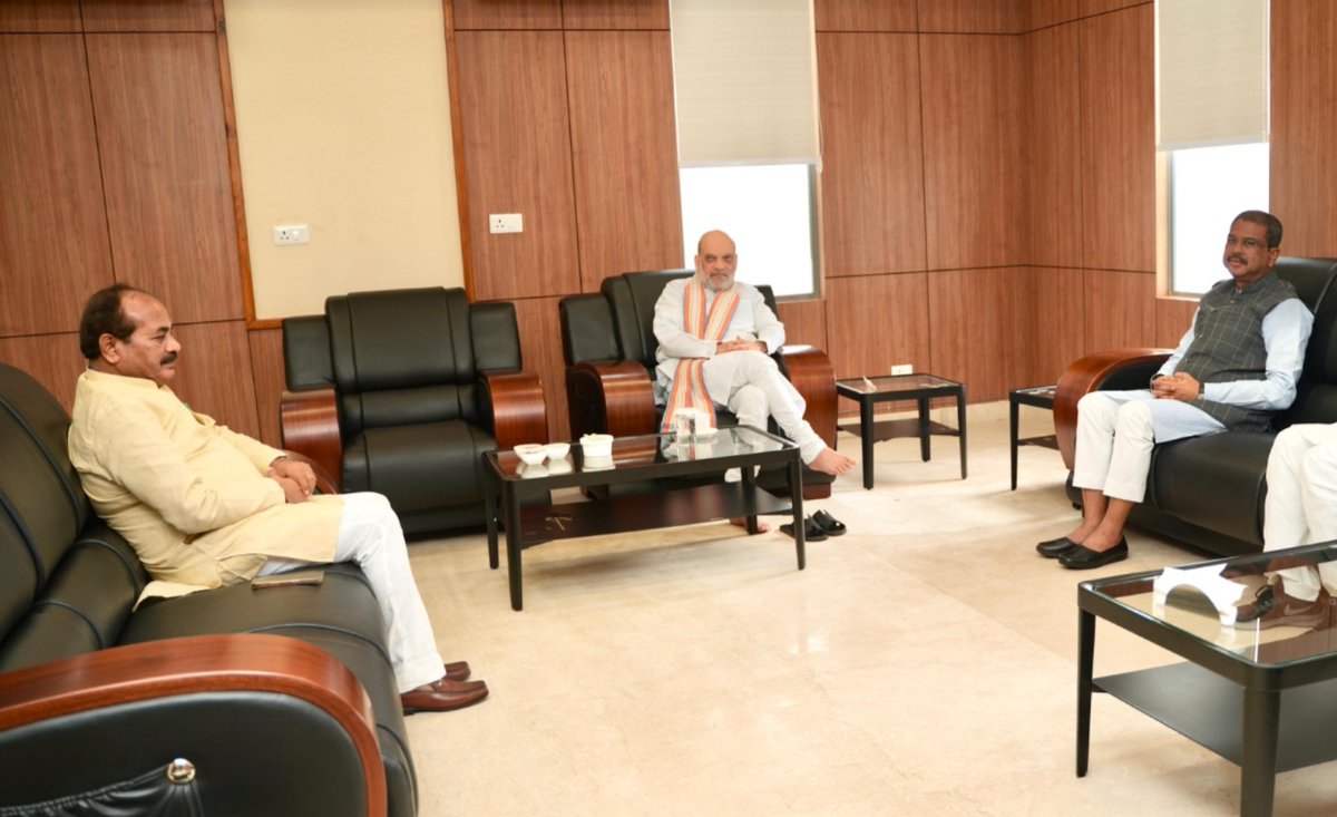 Dara Singh Chauhan (@daraschauhan354) on Twitter photo बिहार चुनाव के सन्दर्भ में आज मा0 केन्द्रीय गृह एवं सहकारिता मंत्री आदरणीय श्री <a href="/AmitShah/">Amit Shah</a>   जी एवं मा0 केन्द्रीय मंत्री एवं बिहार प्रभारी श्री <a href="/dpradhanbjp/">Dharmendra Pradhan</a> जी से भेंटकर उनका कुशल मार्गदर्शन प्राप्त किया।
#आएगी_NDA #BiharElections2025 #Bihar #VidhansabhaElection #darasinghchauhan बिहार चुनाव के सन्दर्भ में आज मा0 केन्द्रीय गृह एवं सहकारिता मंत्री आदरणीय श्री <a href="/AmitShah/">Amit Shah</a>   जी एवं मा0 केन्द्रीय मंत्री एवं बिहार प्रभारी श्री <a href="/dpradhanbjp/">Dharmendra Pradhan</a> जी से भेंटकर उनका कुशल मार्गदर्शन प्राप्त किया।
#आएगी_NDA #BiharElections2025 #Bihar #VidhansabhaElection #darasinghchauhan