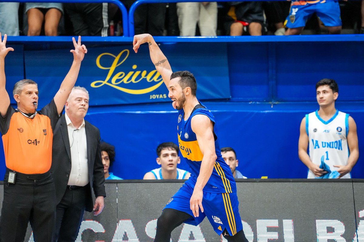 La Jugada del Día: La salida del costado derecho de <a href="/PipiBarreiro/">Pipi Barreiro</a> (11 tantos y 6 recobres) y el triple desde la izquierda de Lucas Faggiano (<a href="/lfaggiano12/">Lucas Faggiano</a> sumó 16 puntos, 9 rebotes y 6 asistencias) para igualar en 70 el partido que en tiempo suplementario ganó <a href="/BasquetBocaJrs/">Boca Básquet</a> a