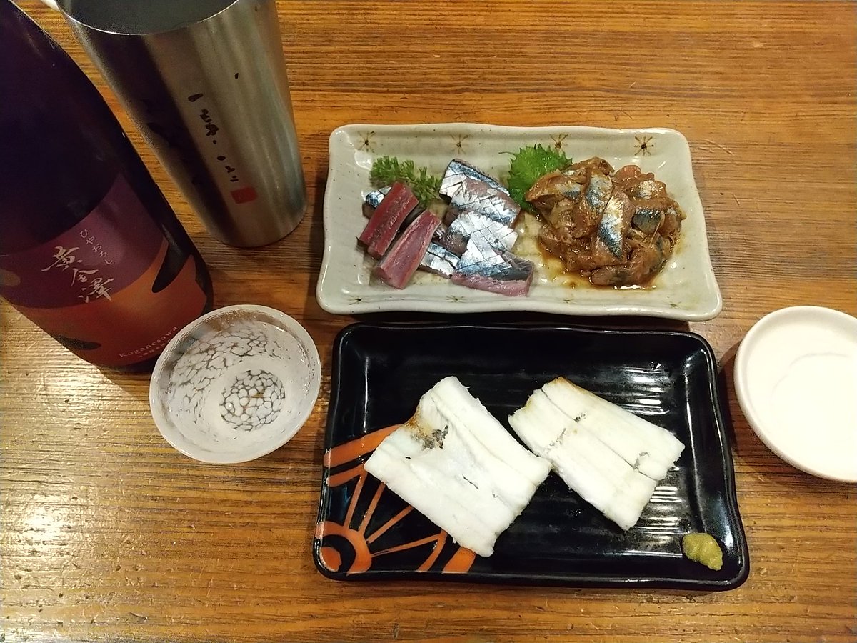 週末居酒屋makoは…
サンマ刺し。ぬた。穴子白焼き。
ぬたは白味噌でないと見栄えが悪いなぁ…😮‍💨
「映え」で飲むわけじゃないから気にしないけど…🤣
穴子の串打ちがうまくいかなく…これまた写真映えしない（右側の方…）😩
「串打ち3年…」精進あるのみ…🫡