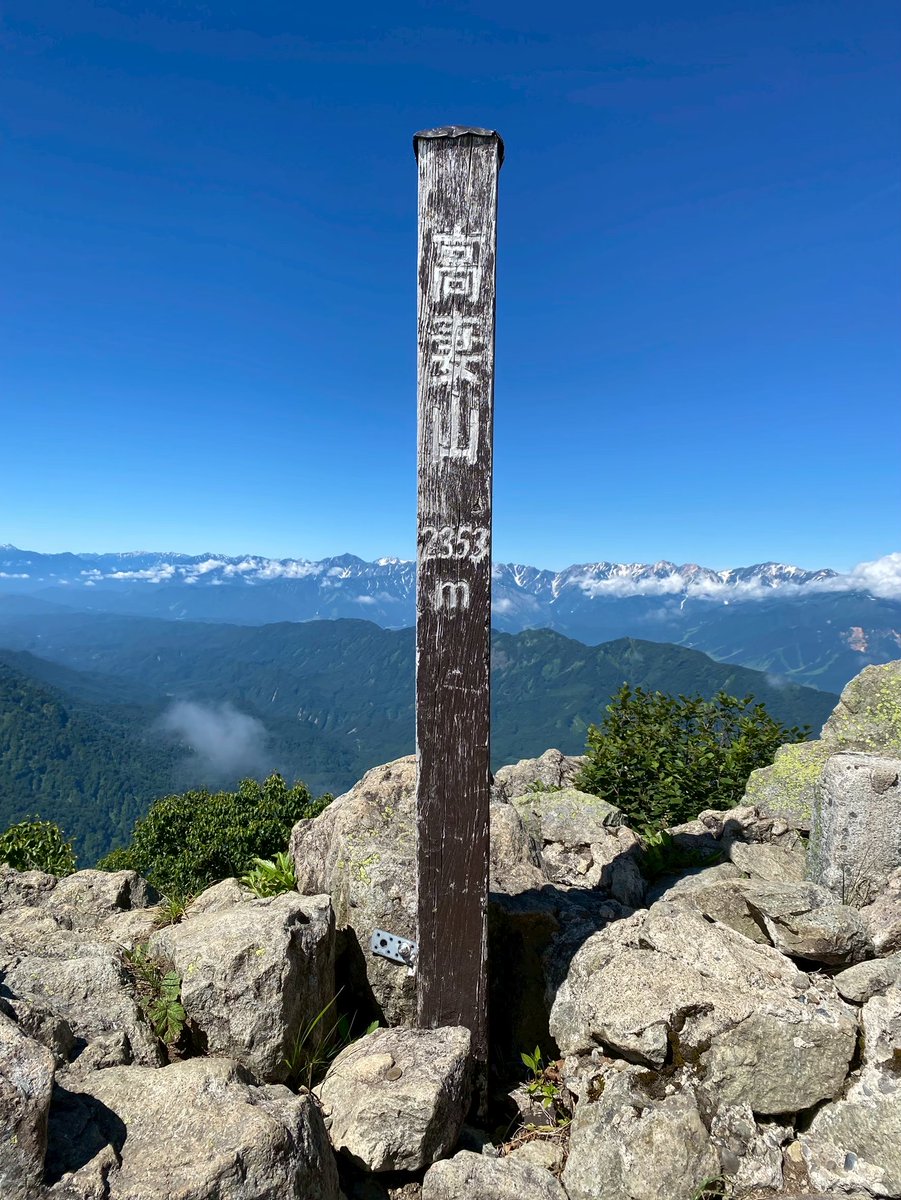 twvmember1952's tweet photo. 【活動報告】
7/20に個人山行で戸隠・高妻山に登ってきました！
真夜中に出発し、暗闇の戸隠神社杉並木を抜けて蟻の��渡りに日の出頃到着。
慎重に渡り切り、戸隠山・高妻山を順調に登頂。
下山後は戸隠牧場でソフトクリームを楽しみ、疲れを癒した充実の山行でした🍦 https://t.co/27bhS7DtDZ