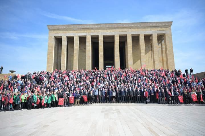 ÖLECEK OLAN 300
..... ASTSUBAY EMEKLİSİ.

Emeklilikten sonra ortalama ömürleri ne kadar ki, 
25 -30 yıl ?

Yaklaşık 7500 ile 9000 hak arayan Emekli Astsubay 
17 EKİM tarihinde atamızın huzurunda idi.
      
     Ortalama kalan ömürleri düşünüldüğünde önümüzdeki yıl buraya katılan