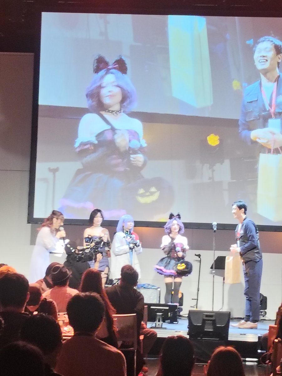 パズサバ公式オフ会楽しかった〜。
今日新宿に行く用事があって良かった！！しかし、公式オフ会参加してる人達は大体怪物な気がしました。
ちょっとお話した方に避難所の座標聞いたらCC43だし😱そんなに気軽に43居ないですよ（笑）
グッズ沢山もらえて満足でした！！
ギルメンにも会えて良かった！