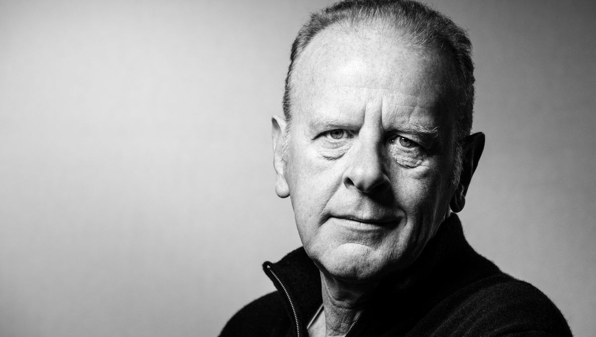 sale_gose's tweet photo. AUJOURD'HUI, samedi 18 octobre 2025, cela fait 3 ans que Jean Teulé est mort.

Jean Teulé (1953 – 2022) était un écrivain, dessinateur et scénariste français au style unique, mêlant humour noir, irrévérence et humanité. Ancien auteur de bandes dessinées et chroniqueur télé, il s’est fait connaître par ses romans inspirés de faits réels et de personnages historiques, souvent grinçants mais toujours passionnants.

👉 À (re)découvrir absolument : Le Magasin des suicides, Mangez-le si vous voulez, Charly 9 ou encore Entrez dans la danse — des histoires aussi cruelles que brillantes, servies par une plume inimitable.