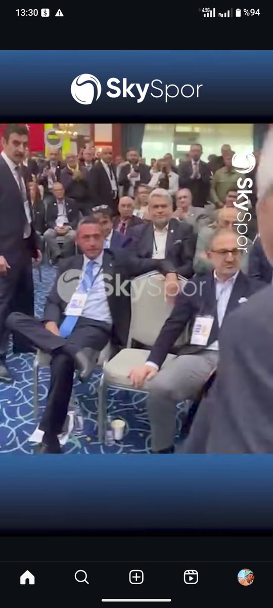 Bu adam nerde olduğunun farkında değil galiba sen koskoca Fenerbahçe camiasında nasıl oturulcağını bilmiyor san seni....  İyi ki göndermişiz.