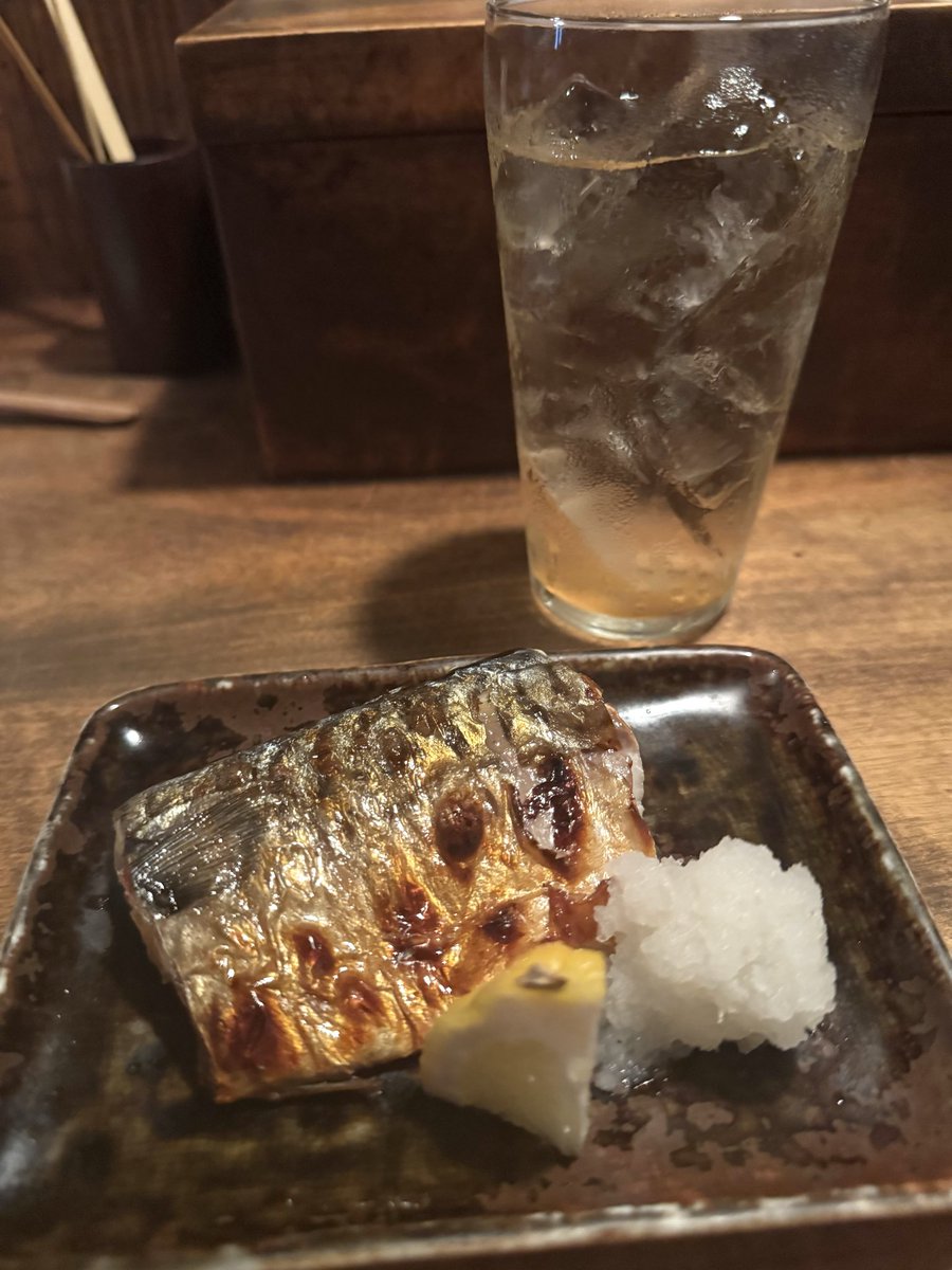 1人もしくは2人でしか入店出来ない独酌の人気店。
私みたいな寂しい酒飲みおじさんにとってはまさに聖地であります。
