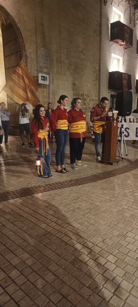 Ahir, multitudinària participació al Correllengua amb la Flama que simbolitza la unitat lingüística dels valencianoparlants amb la resta dels territoris de parla catalana. Enguany amb el menyspreu de l'Ajuntament d'Elx que per primera vegada es va negar rebre al Correllengua.