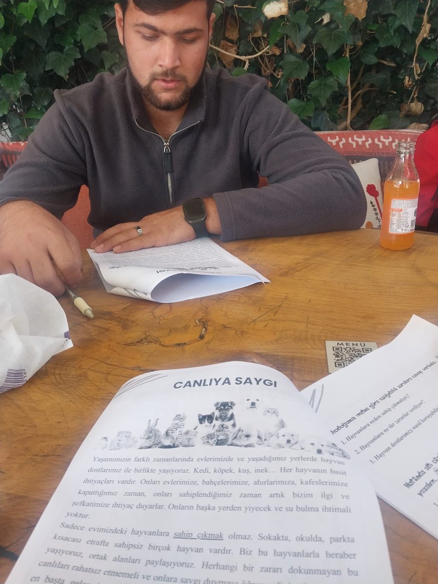 Hayvanlara saygı, sevgiyle başlar 💛 Öğrencilerimizle birlikte Bartın’daki sokak hayvanlarını besledik, evcil dostlarımızın bakımı hakkında bilgi edindik.🐈🐕
<a href="/profdraakkaya/">Prof. Dr. Ahmet AKKAYA</a> <a href="/gumuss/">Selçuk Gümüş</a> <a href="/sozdenizbocek/">Sabriye Özdeniz Böcek</a> <a href="/Bartinuni_ISO/">BartınUni ISO</a> <a href="/isobartinkulubu/">İso Kulübü Bartın</a>