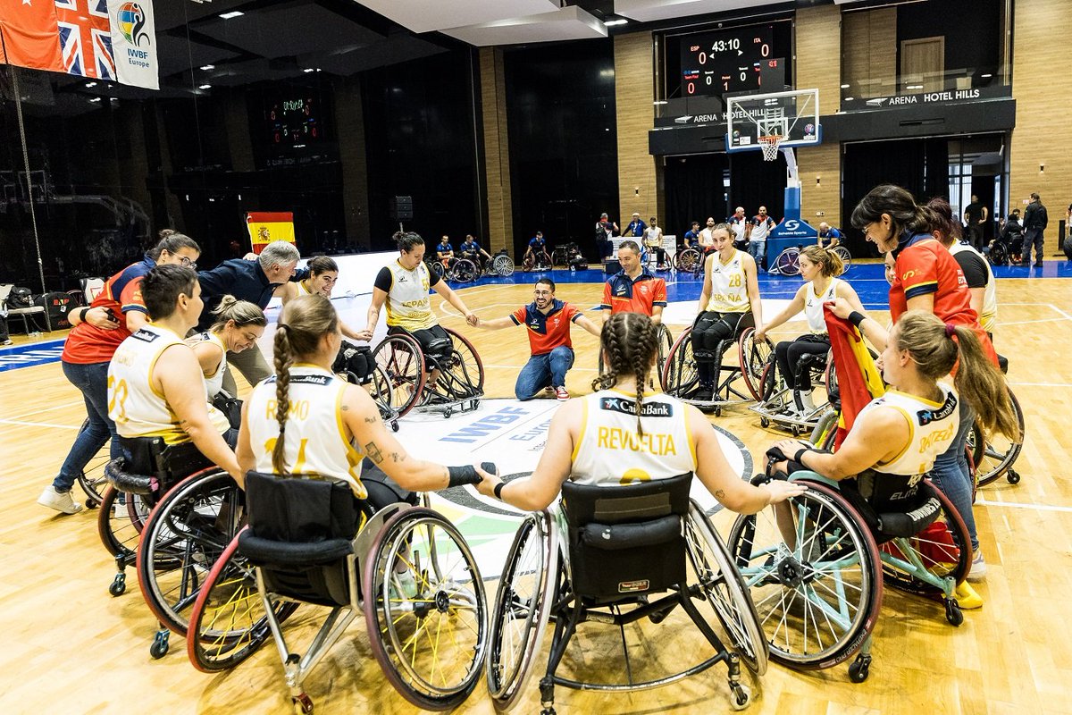 En el día de ayer <a href="/Vigo13bsr/">Smile</a>, vocal de la <a href="/fddfrm/">FDDFRM Región de Murcia</a> y jugadora del <a href="/CbsrElche/">CBSR ELCHE</a> junto con Sonia Ruiz, jugadora del <a href="/UCAMMURCIABSR/">UCAM MURCIA BSR</a> consiguieron un grandísimo bronce con la <a href="/BsrEspana/">BSREspaña</a> en el Campeonato de Europa celebrado en Sarajevo tras imponerse a Alemania por 66 a 55. Enhorabuena!!