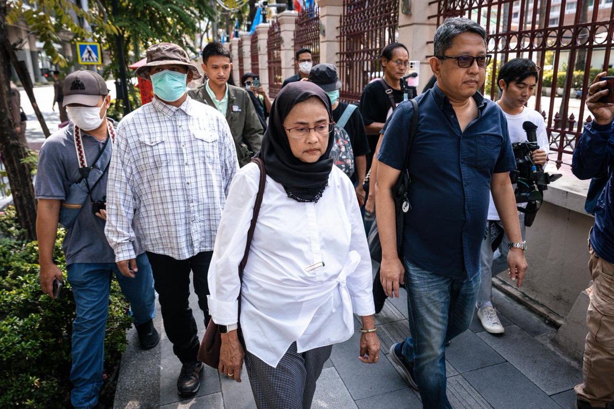 อังคณา นีละไพจิตร สว.พร้อมด้วยสุณัย ผาสุข นักวิจัยอาวุโสจากองค์กรฮิวแมนไรท์วอทช์เข้ายื่นคำร้องต่อผบ.ตร. เพื่อให้ดำเนินการตามกฏหมายคุ้มครองนักปกป้องสิทธิมนุษยชนและครอบครัว หลังทั้งคู่ถูกโจมตีและคุกคามทางออนไลน์อย่างรุนแรง 1/2