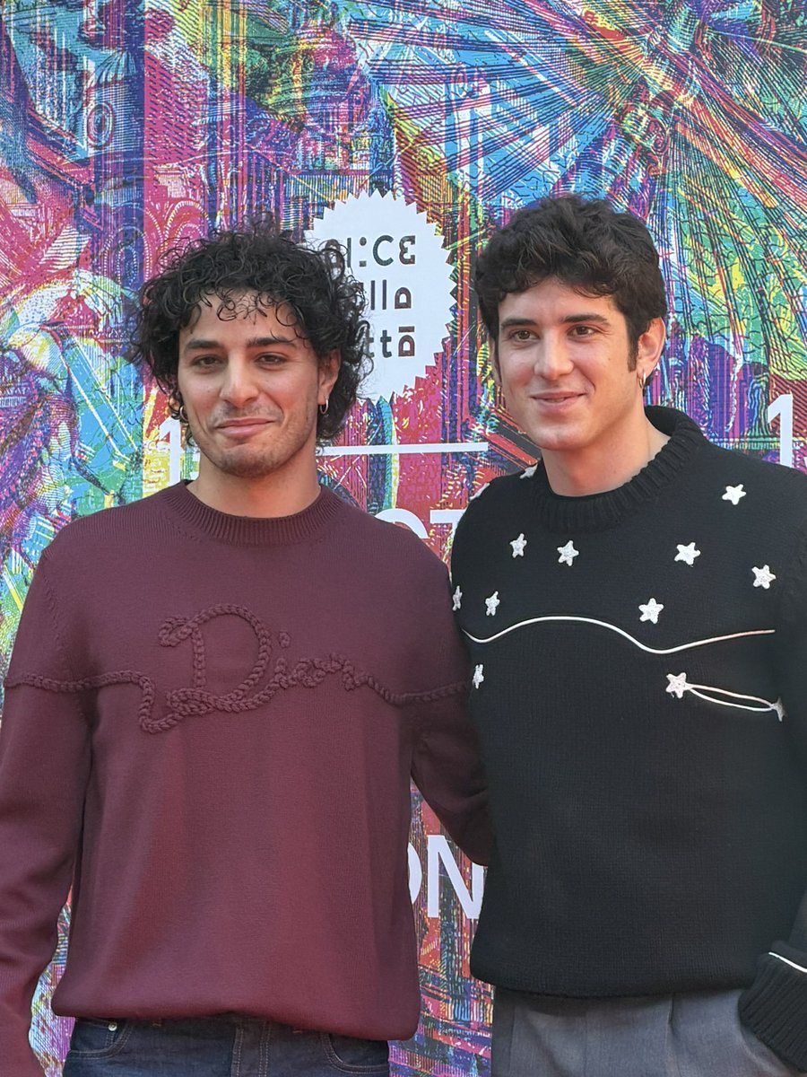 ma nicolas è in giro con il merch ufficiale