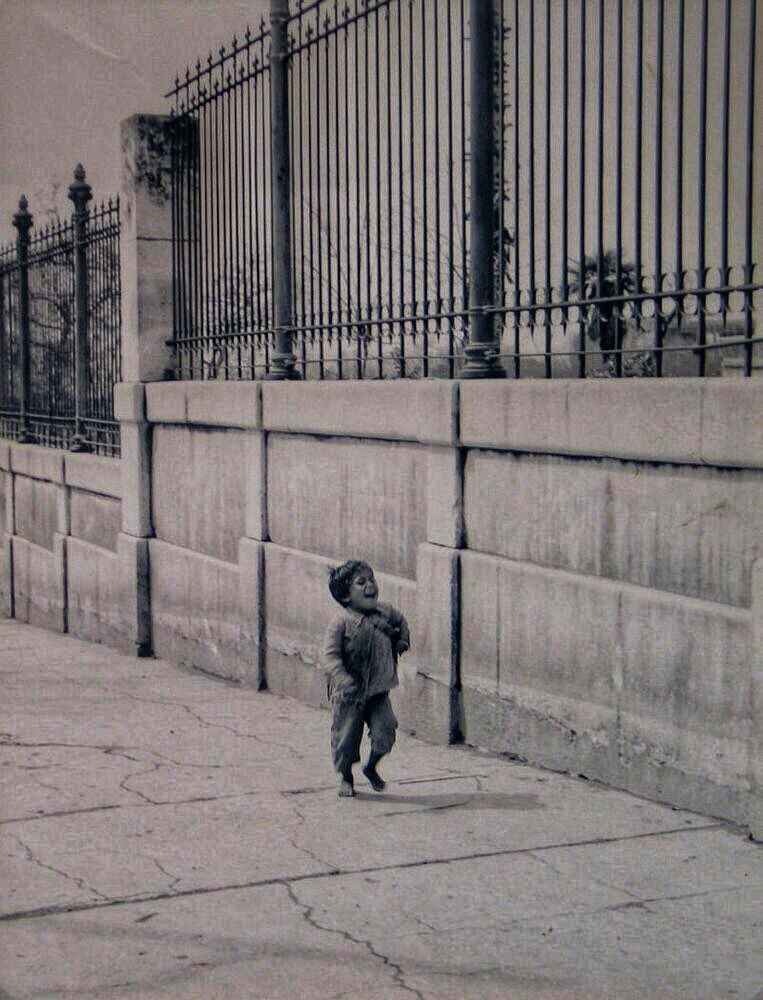 Lies Wiegman, una reconocida fotógrafa holandesa famosa por sus fotografías del Paris de los años 50 nos deja una muestra de su buen hacer en esta imagen de 1957. Un niño descalzo y llorando en la Avenida del Hospicio junto al Hospital Real en #Granada