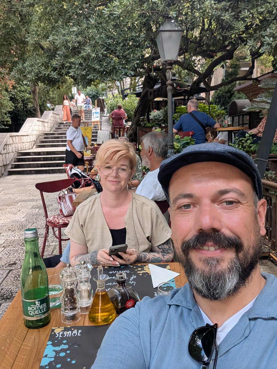 Ich bin Toni - Foodblogger, Storyteller &amp; Genussrebell. #Tonistrendlupe steht für Food mit Haltung: nachhaltig, ästhetisch &amp; echt. Ich erzähle Geschichten über Geschmack, Design &amp; Verantwortung - mit einem Auge für Details und einem Herzen für gutes Essen.