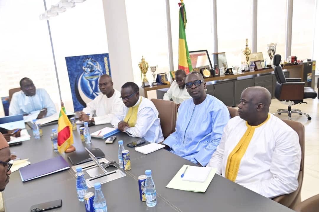 J’ai  présidé, ce vendredi 17 octobre 2025, une réunion consacrée à la validation des profils de postes à pourvoir proposés par les établissements publics d’enseignement supérieur (EPES).

Cette rencontre s’inscrit dans le cadre de la mise en œuvre de l’autorisation accordée par