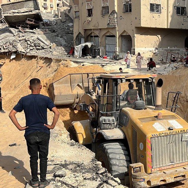 🗣️ Hamas Sözcüsü Hazem Kasım:

“Dünya, birkaç siyonist işgal askerinin cesedi için timsah gözyaşları dökerken; enkaz altlarında kalan, köpeklerin parçaladığı on binlerce kayıp Gazzeli şehidin naaşı görmezden geliniyor”