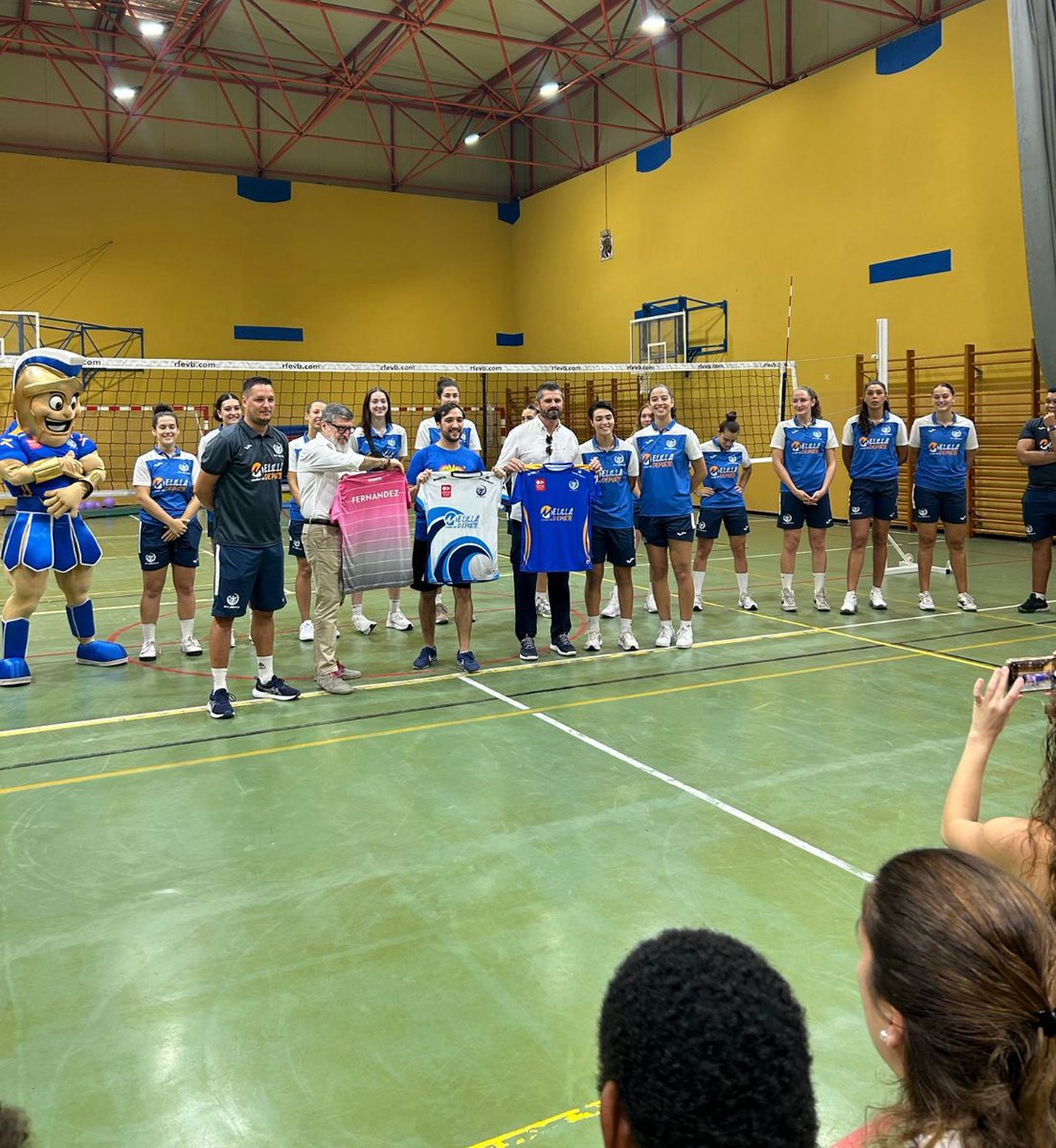 cvmelilla's tweet photo. Hoy hemos tenido jornada de voleibol inclusivo con nuestros amigos/as de @AmlegaMelilla con el apoyo de @MigueFerBon y @voleymelillense. 

Las #Gladiadoras del primer equipo no han faltado a la cita y han hecho entrega de la camiseta al Consejero. 

@melilla_deporte https://t.co/jKXy93SY6F