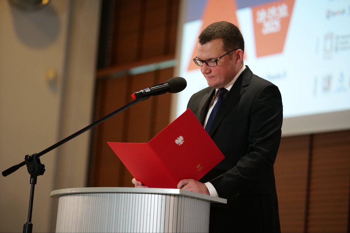 szefernaker's tweet photo. Dziś i jutro w Warszawie, pod patronatem honorowym Prezydenta Karola Nawrockiego, odbywa się XV Kongres Polska Wielki Projekt. Wydarzenie to od lat jest kuźnią polskiej myśli konserwatywnej. Podczas otwarcia Kongresu odczytałem list od prezydenta @NawrockiKn. https://t.co/JpdXGm1AfM