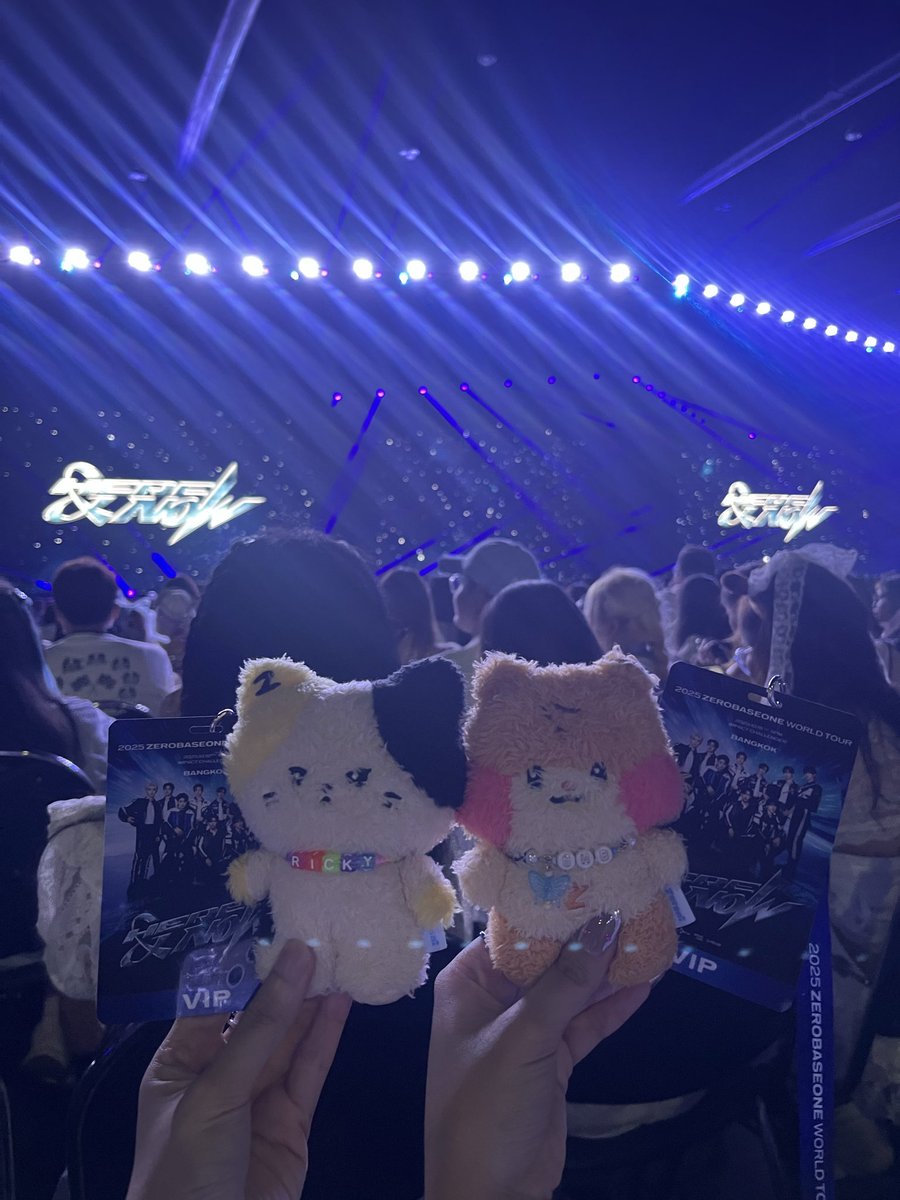 ouricky_'s tweet image. jebis are here😭😭😭😭💙💙💙💙