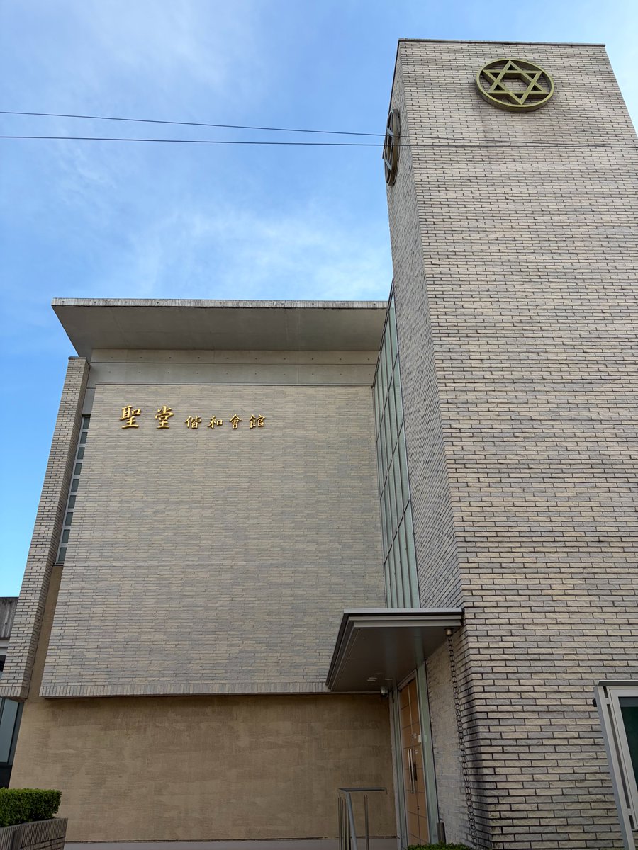 大自然の中で、座禅を組み笑いの高橋信次先生の生