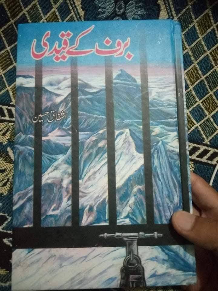 CSMR786's tweet image. 13 اکتوبر 1973ء
آج ہم آپ کو ایک ایسے گمشدہ طیارے کے بارے میں بتاتے ہیں جس کے مسافروں کو دنیا نے مردہ قرار دے دیا تھا لیکن یہ مسافر تھے اور زندہ رہنے کے لئے اپنے مردہ دوستوں اور ساتھیوں کا گوشت کھانے پر مجبور ہوئے۔ 
24 دسمبر کو ریسکیو ٹیمیں دوبارہ ان کی مدد کو پہنچیں

جی ہاں یہ…