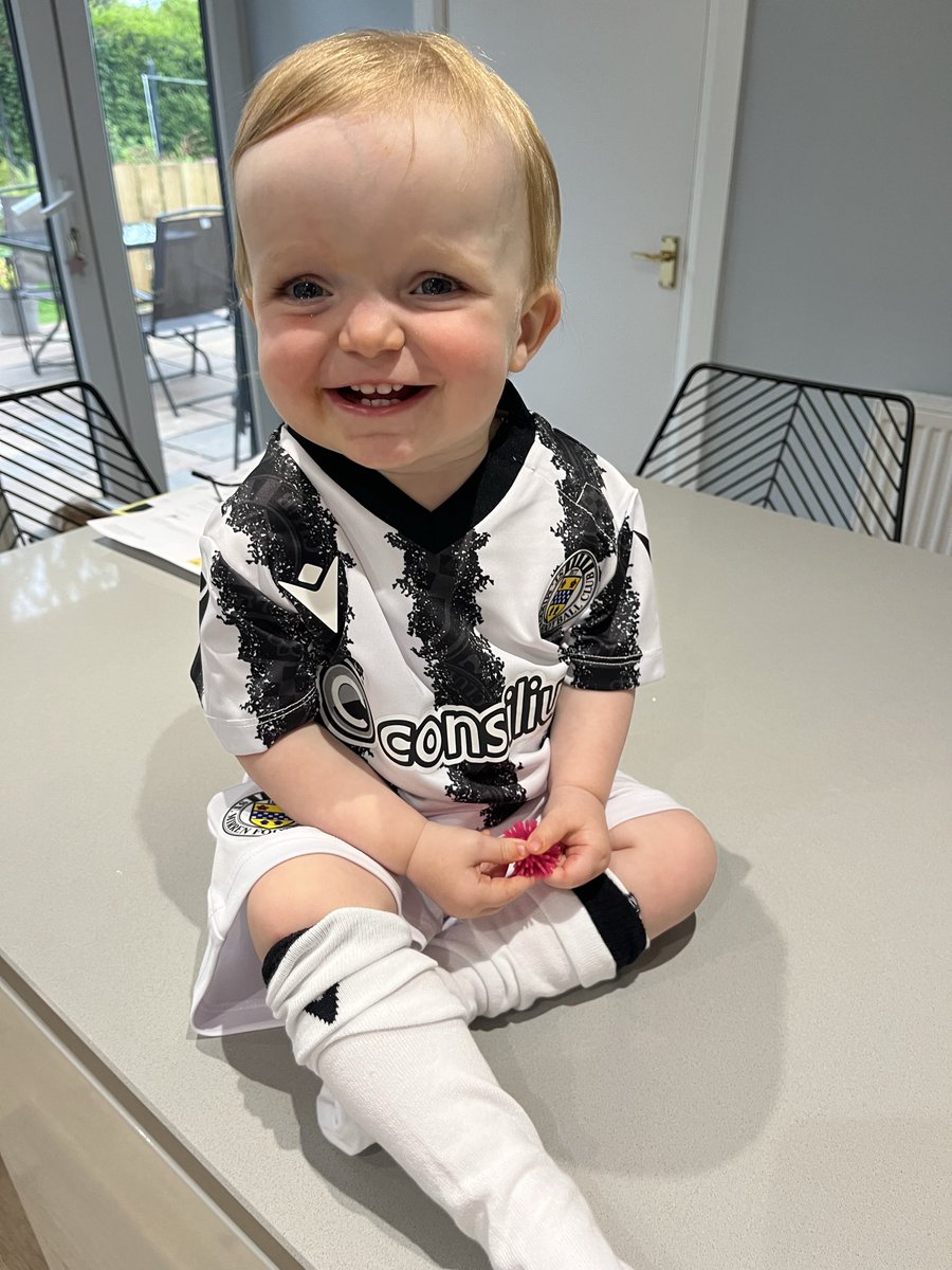 Taking this little <a href="/saintmirrenfc/">St Mirren FC</a> fan to her 1st game today. It’s been a been fun since she arrived, Europe and now a trip to Hampden. Hopefully 3 points today 🏁🏁🏁