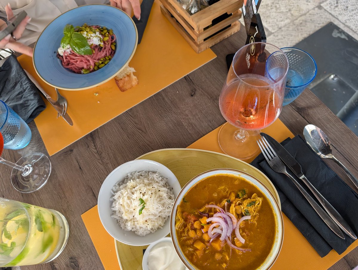 Ich verbinde Food, Fotografie &amp; #Markenstorytelling. Von Zero-Waste-Küche über Street-Food-Ästhetik bis hin zu genussvollen Kooperationen mit Charakter. Ob Editorial Shooting, Rezeptentwicklung oder Kampagneideen - ich bringe Marken &amp; Menschen an einen Tisch.