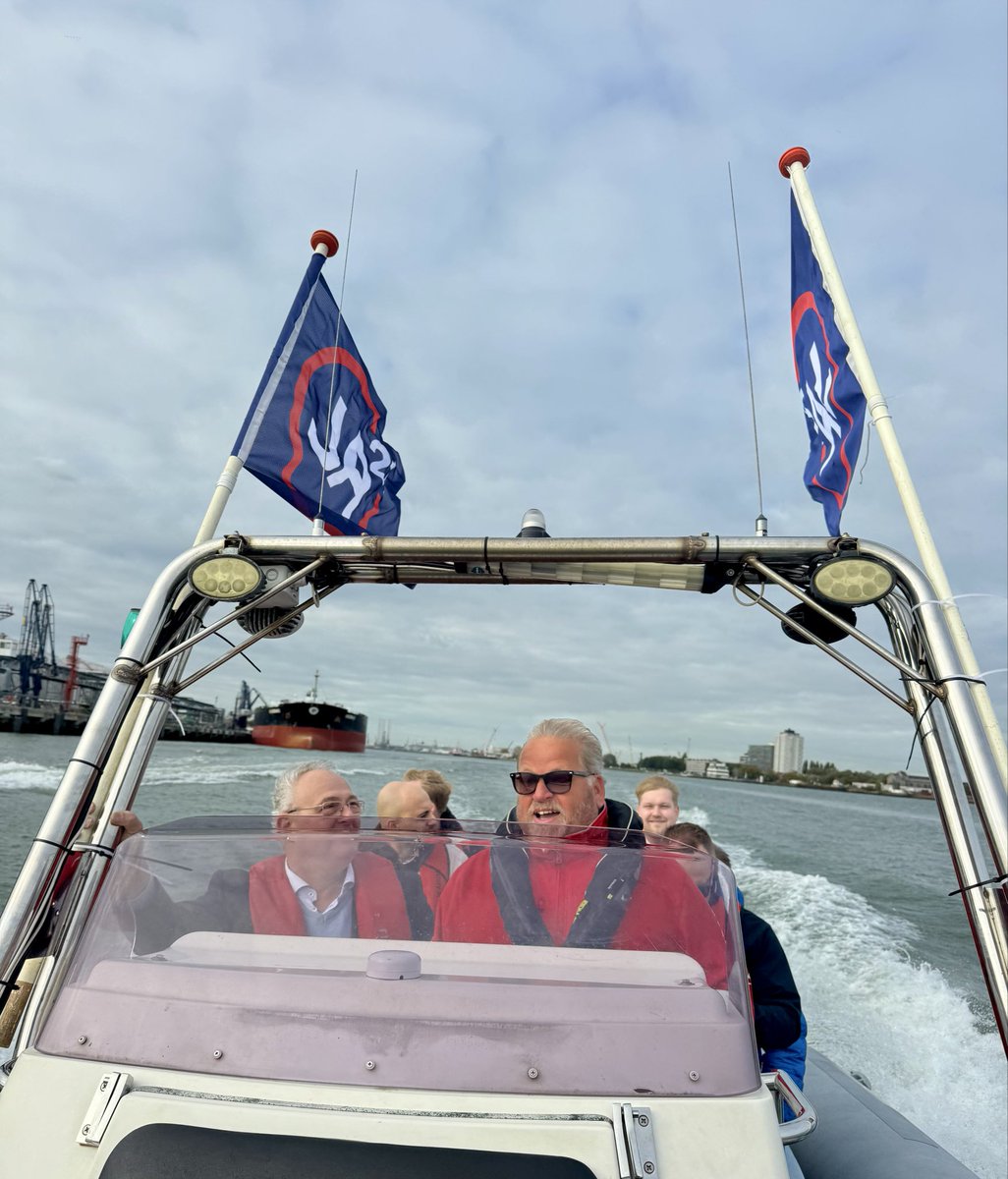 De <a href="/JuisteAntwoord/">JA21</a> campagnevloot! De haven van Rotterdam staat symbool voor de Nederlandse logistiek, vaart en industrie. Sectoren die de motor zijn van de Nederlandse welvaart, #JA21 is er trots op!
❤️💙