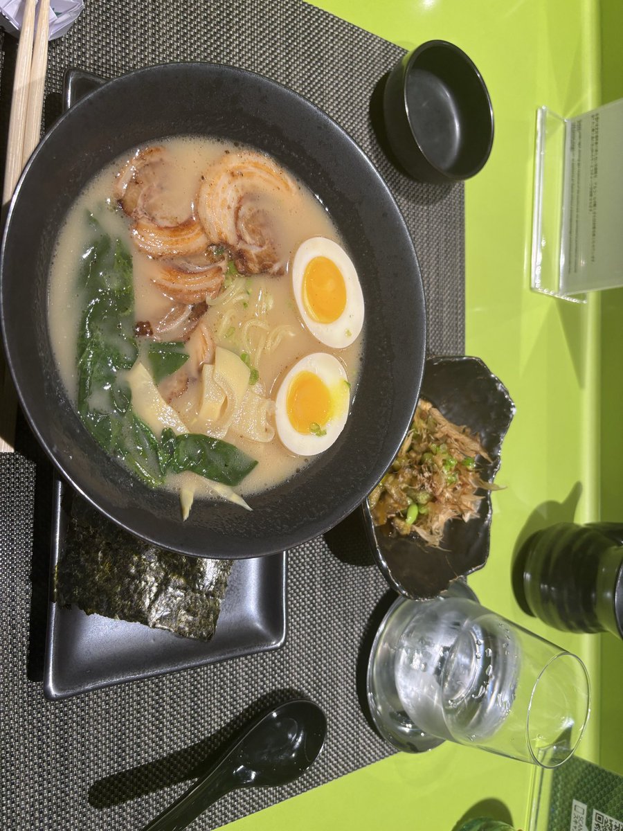 夜は毎日コース料理にしてたけど提供スピードの遅さが気になるというか
なんなら飯は吉野家とかで良いと思う派だから

さっと食えるラーメン食いに来た
ここはオールインクルーシブじゃないよ

ラーメン単品いくらでしょうか