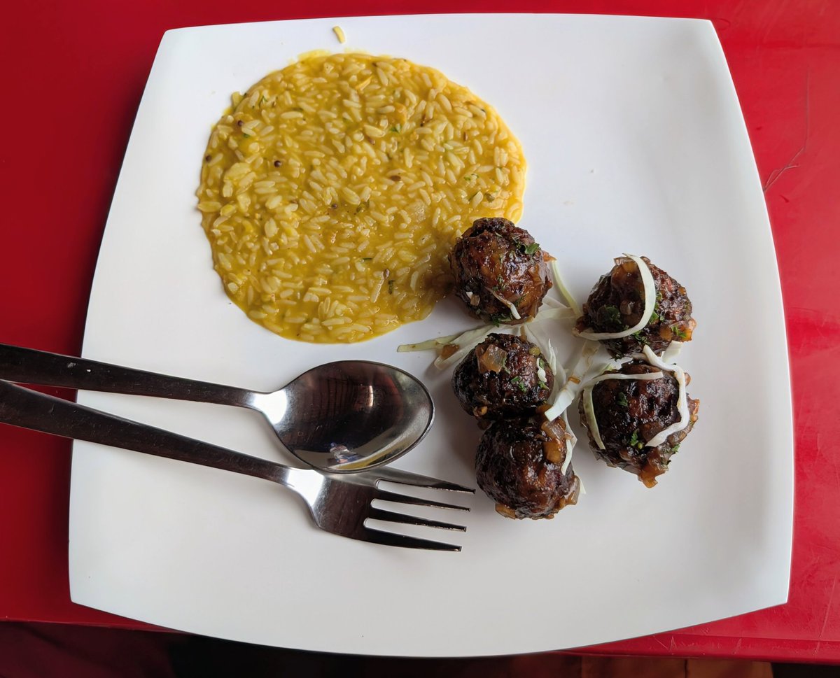 nagabodhi's tweet image. ダール・キチュリ(豆カレーのおじや)とゴービー・マンチュリアン(カリフラワーの蒙古風団子)。
#Karnataka