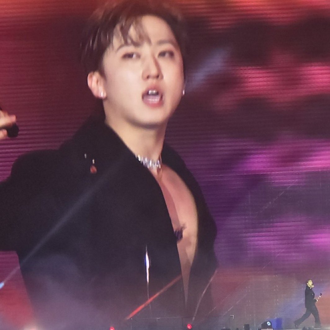 hyunebuns's tweet photo. WHAT THE HELL IS GOING ON IN KOREA!!! https://t.co/oPux0bnWUK